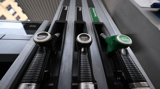 La scadenza anticipata e l'ipotesi di una proroga in due tempi: il giallo sulla riduzione delle accise