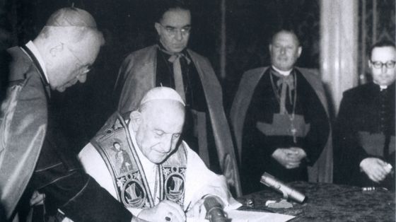 Vaticano, 9 aprile 1963, papa Giovanni XXIII firma l'enciclica "Pacem in Terris" / SICILIANI