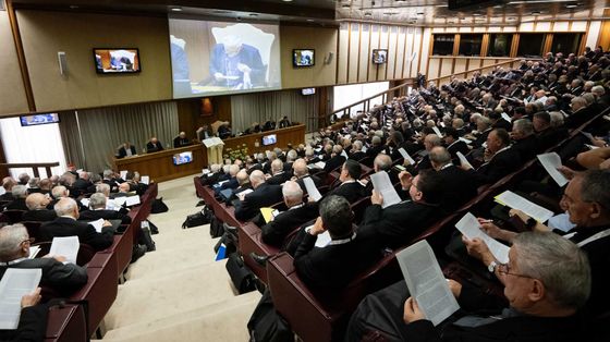 Zuppi apre l'Assemblea generale dei vescovi italiani nell'Aula del Sinodo in Vaticano / SICILIANI