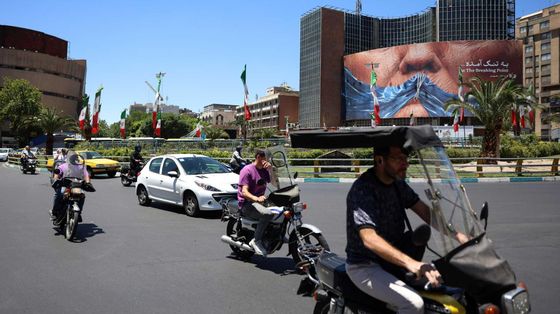 Un cartellone propagandistico anti-USA raffigurante il presidente degli Stati Uniti Donald Trump e lo Stretto di Hormuz in Piazza Valiasr a Teheran