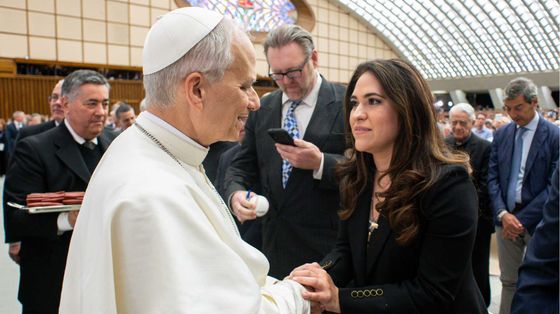 Vaticano,12 maggio 2025. Papa Leone XIV incontra Maria Montserrat Alvarado, nuovo Prefetto della Comunicazione Vaticana, durante l'Udienza agli operatori dei media che avevano seguito il Conclave / SICILIANI