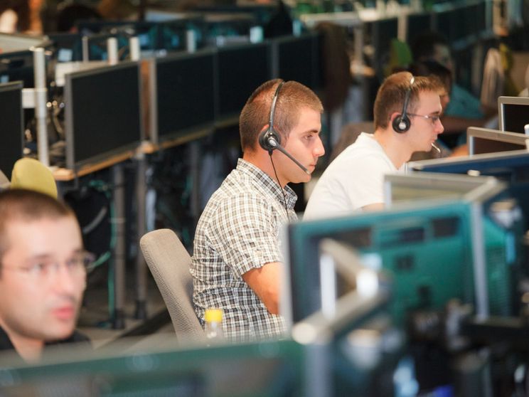 Giovani al lavoro in un'impresa digitale