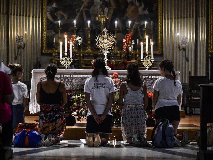 L'adorazione durante l'incontro dei giovani italiani con papa Francesco in preparazione al Sinodo