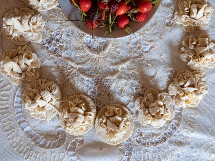 La cena delle anime nel borgo fantasma. Così rivive Rebeccu