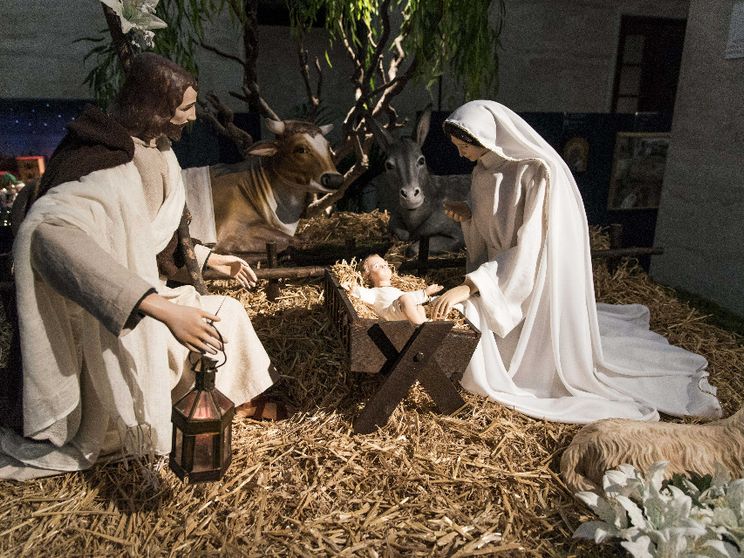 Una rappresentazione della natività con la Madonna, Gesù bambino, san Giuseppe e i tre Re Magi