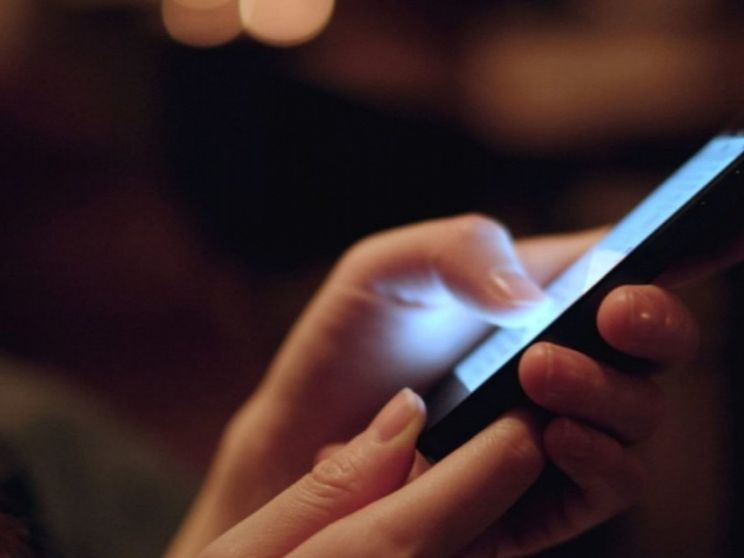 Le mani di una donna che tengono uno smartphone