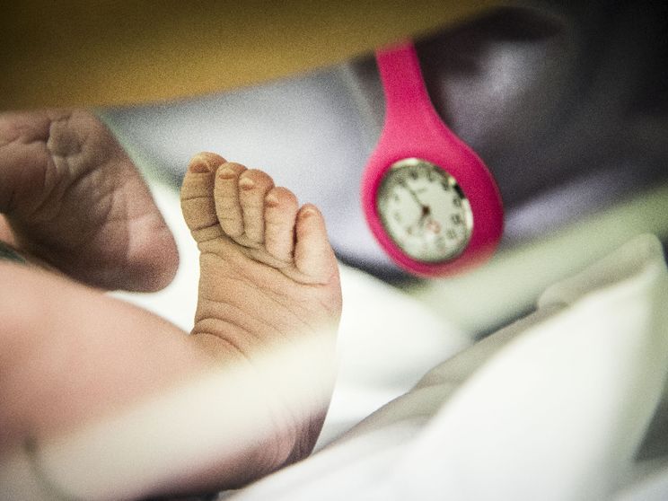 Fino ai 24 anni “sì”, poi “si vedrà”: perché smettiamo di volere figli