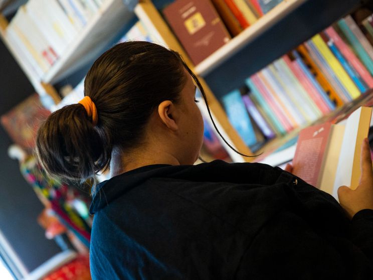 Un'adolescente legge un libro
