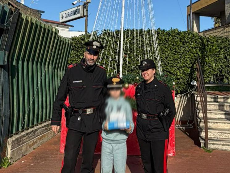 Alessio coi carabinieri che l'hanno ritrovato