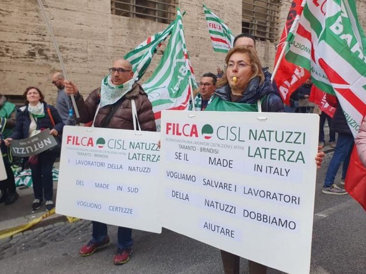 Esuberi e chiusure: il Natale “tagliato” dei dipendenti della Natuzzi