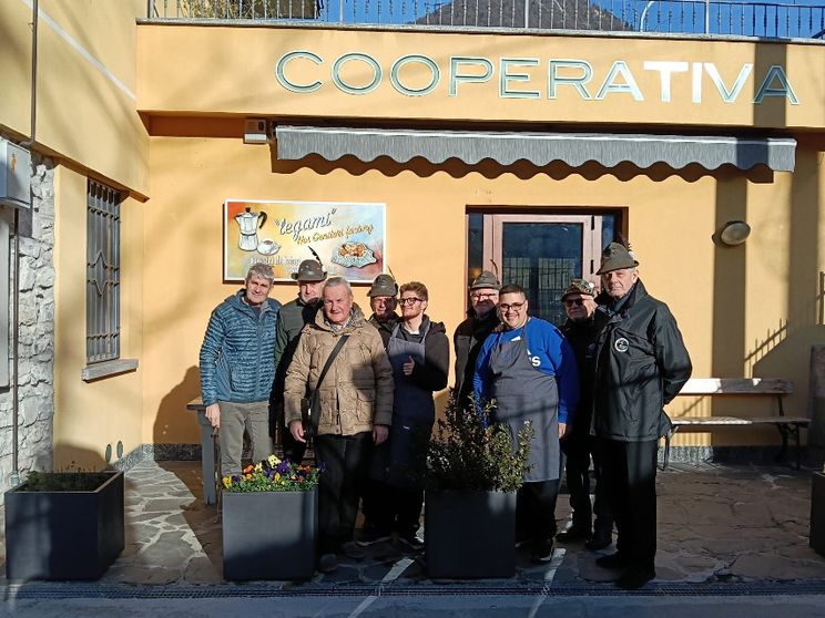 I rappresentanti della comunità di Castelmarte e della cooperativa Noi genitori di Erba davanti al bar riaperto da poche settimane