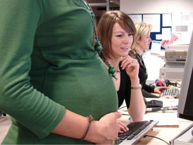 Si vedono tre donne di cui una incinta davanti al pc