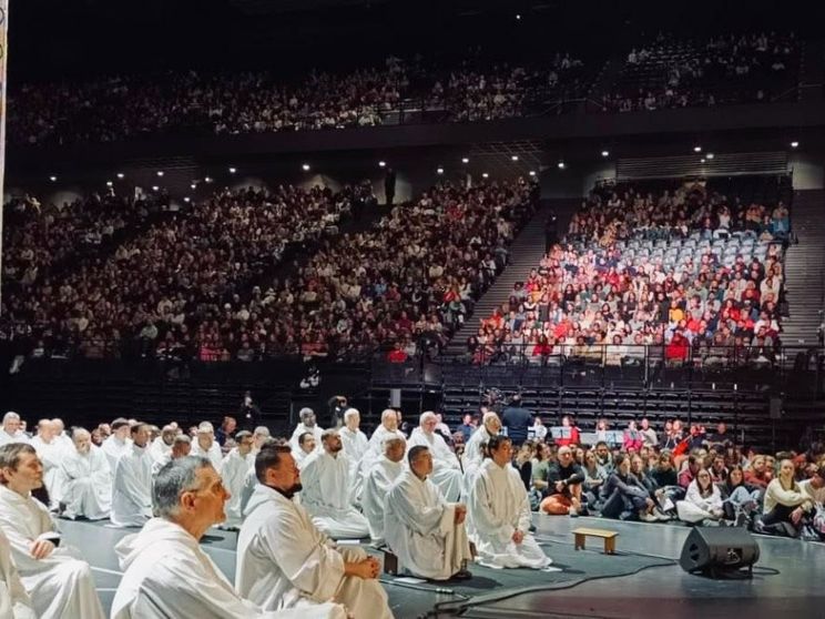 Fiducia e amicizia, così Taizé ha richiamato 15mila giovani a Parigi