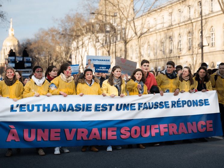 Parigi, colpo di scena al Senato: naufraga la legge sul “diritto di morire”