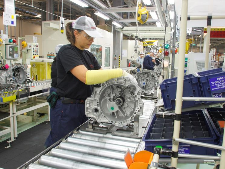 L'industria italiana è in calo per il terzo anno consecutivo: soffrono tessile e chimica