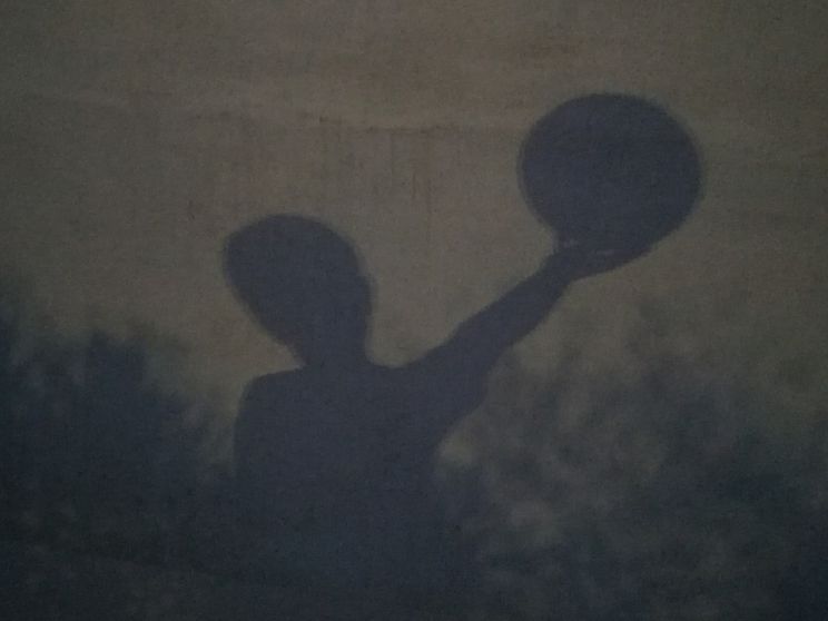 Un bambino con un pallone