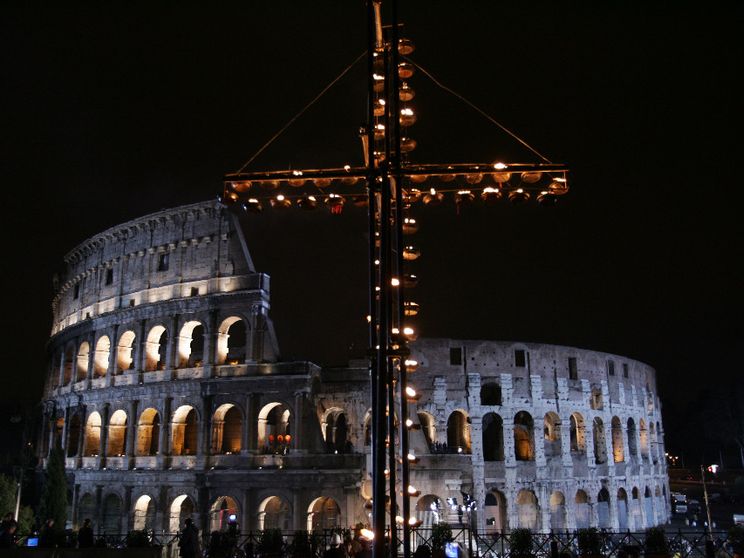Una Via Crucis del Venerdì Santo al Colosseo