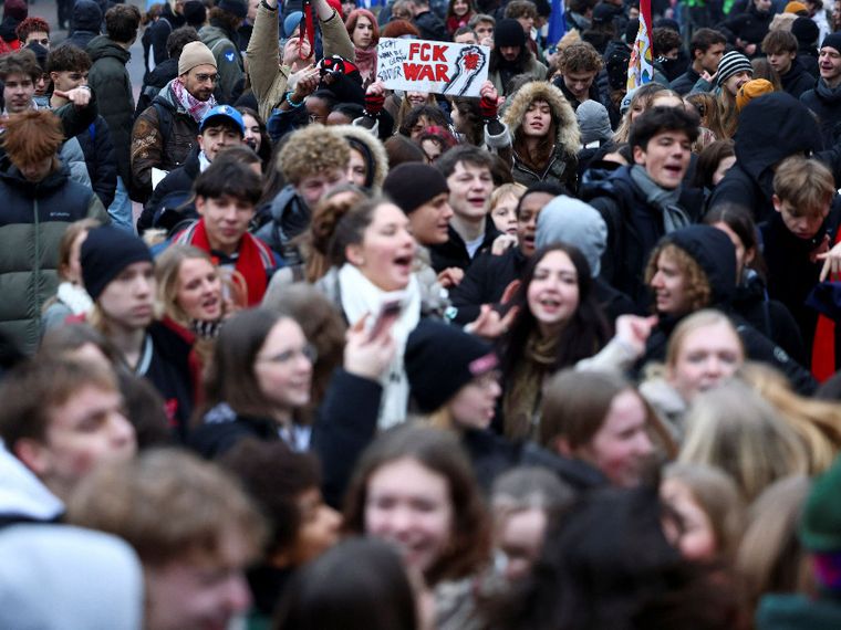 La visita militare diventa obbligatoria, il "no" dei giovani tedeschi alla leva