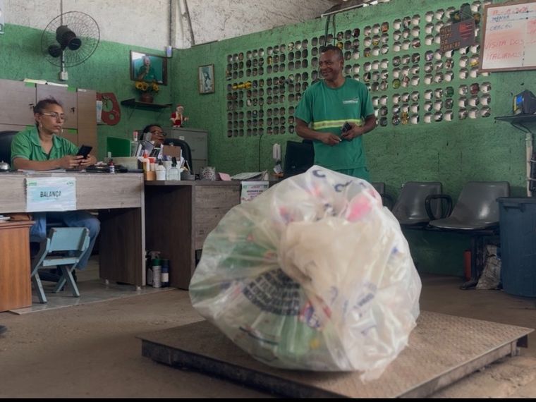 Una grande balla di plastica trasparente poggiata su una larga bilancia