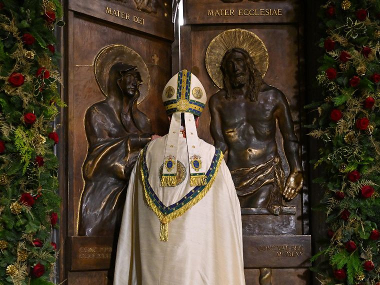 Giubileo, chiusa la prima Porta Santa. Il cardinale Makrickas: restiamo aperti all’accoglienza di Dio e degli altri