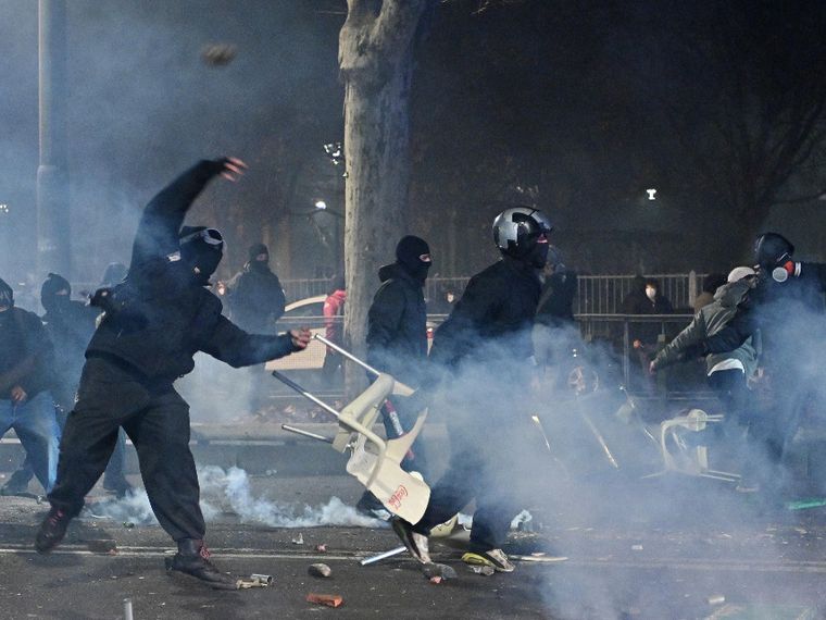 Scontri tra manifestanti e forze dell'ordine durante il corteo contro lo sgombero del centro sociale Askatasuna a Torino / ANSA