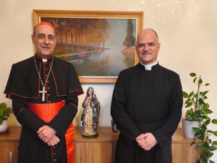 Il prefetto del Dicastero per la dottrina della fede, cardinale Víctor Manuel Fernández, assieme al superiore generale della Fraternità sacerdotale San Pio X, don Davide Pagliarani, in Vaticano