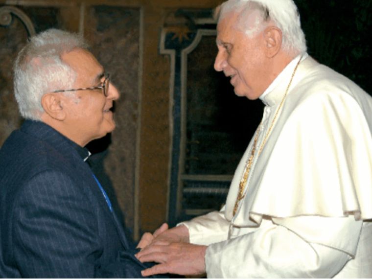 Don Curatola assieme a Benedetto XVI