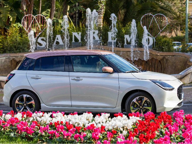 Swift Sakura, sboccia al Festival una Suzuki floreale "a tempo"
