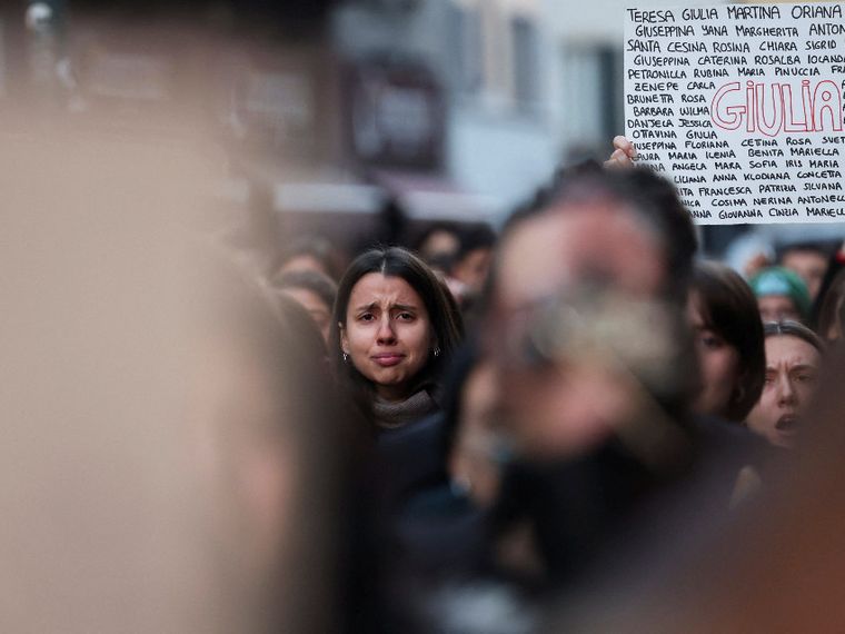 Una ragazza a una manifestazione contro i femminicidi