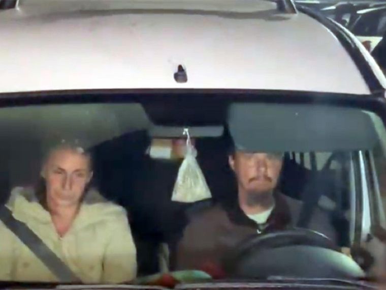 Frame video con i genitori, Catherine Birmingham e Nathan Trevallion, in auto mentre lasciano la casa famiglia dove la mamma si trovava dal 20 novembre scorso con i suoi bambini / ANSA