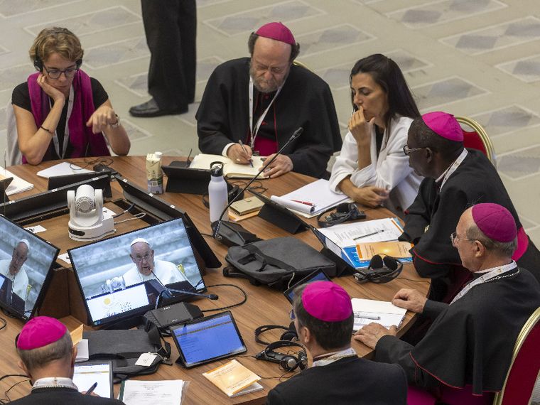Donne e uomini assieme ai tavoli di lavoro del Sinodo sulla sinodalità