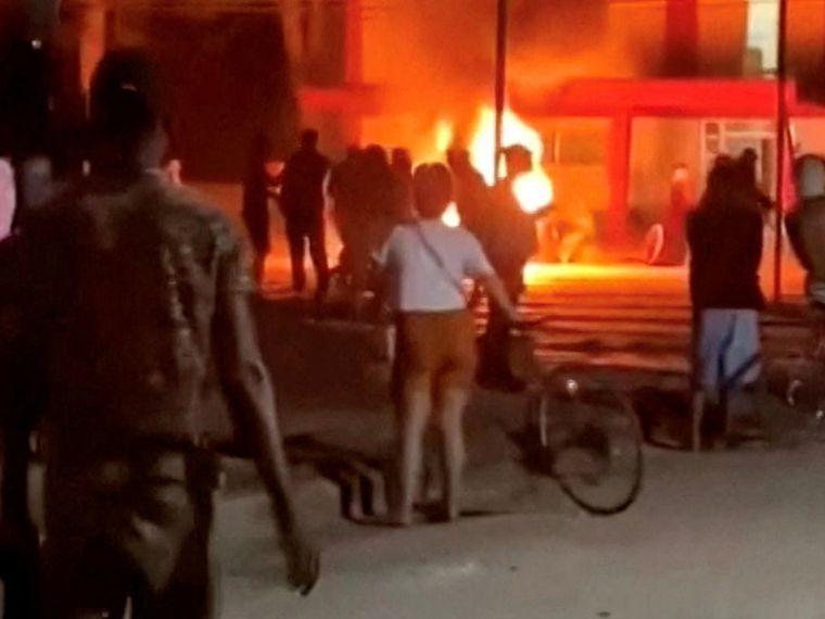 Le proteste l’altra notte a Morón