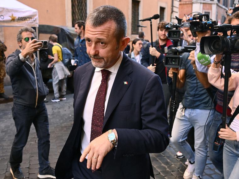 Il ristorante a Roma, la società con il boss, la smentita: Delmastro è di nuovo nella bufera