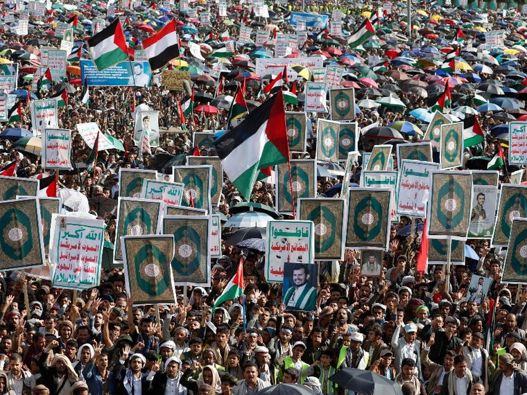 Sostenitori degli Houthi partecipano a una protesta contro gli Stati Uniti e Israele e in solidarietà con il popolo palestines