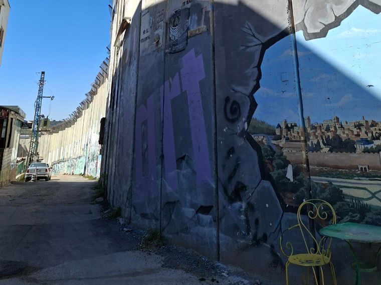 Sul muro di Betlemme un mural apre una finestra su Gerusalemme