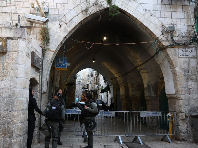 Gerusalemme: un posto di blocco israeliano allestito nella Città Vecchia, lungo una delle vie che conduce al Muro Occidentale / ANSA