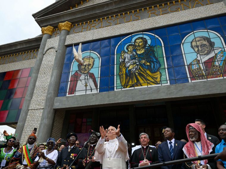 Leone XIV nella terra della guerra civile. «Il mondo distrutto da un manipolo di tiranni. Serviamo insieme la pace»