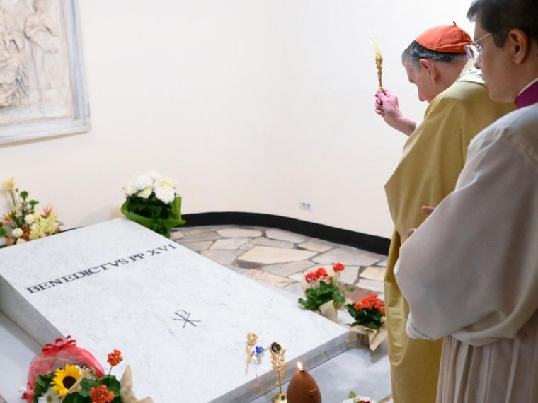 Il cardinale Koch davanti alla tomba di Benedetto XVI nelle Grotte Vaticane dopo la Messa di suffragio nella Basilica di San Pietro il 16 aprile /Vatican Media