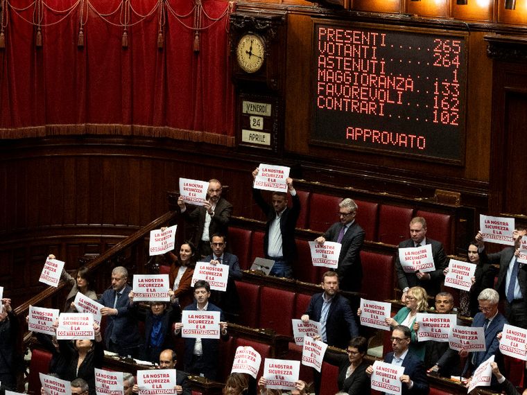 Sicurezza, fra dubbi e proteste arriva il via libera a entrambi i decreti