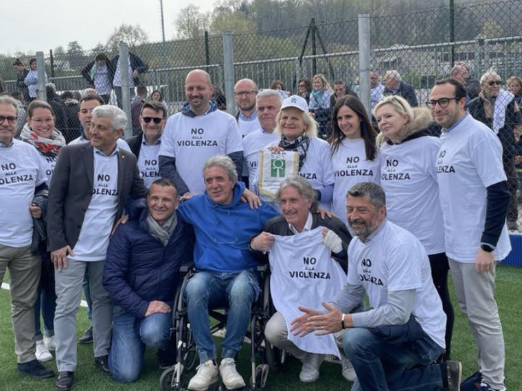 I sindaci della Bergamasca in una manifestazione di solidarietà a Stefano Turchi nel 2023 / Aisla Bergamo