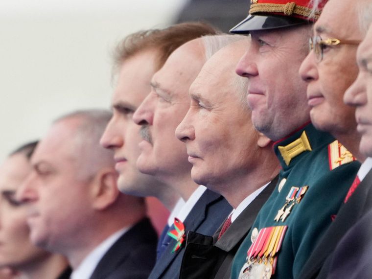 Nove minuti, cinque soli leader presenti, zero veicoli militari: la parata flop di Putin
