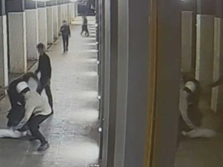 Uno dei momenti della terribile aggressione su Davide ripresa dalle telecamere della zona