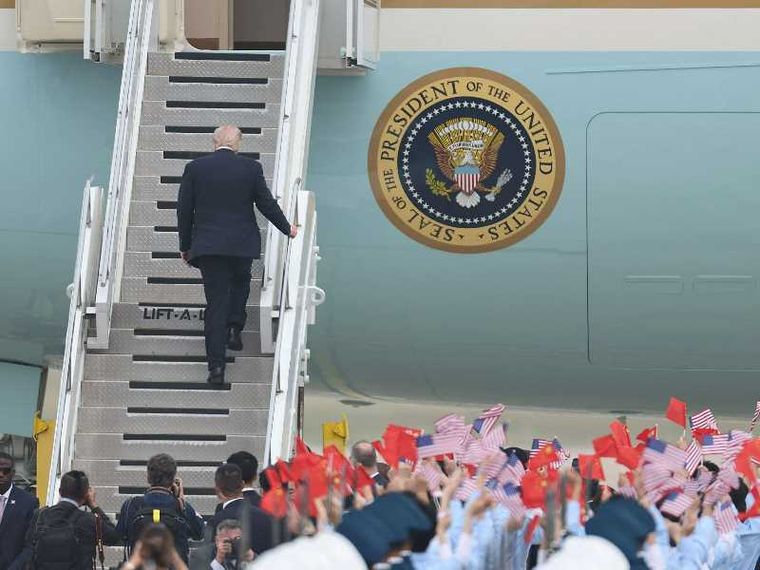 Donald Trump sale sull'Air Force One prima di lasciare Pechino