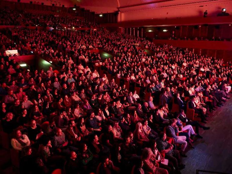 La platea stracolma di genitori durante uno degli incontri organizzati all'Auditorium della Conciliazione di Roma da Fondazione Oltre