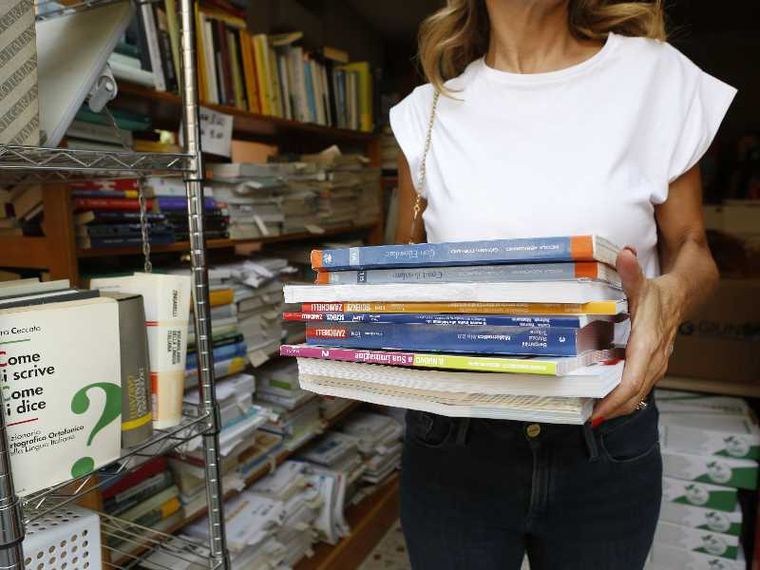 Gli studenti italiani preferiscono ancora i libri di carta (ma fanno i compiti con l'IA)