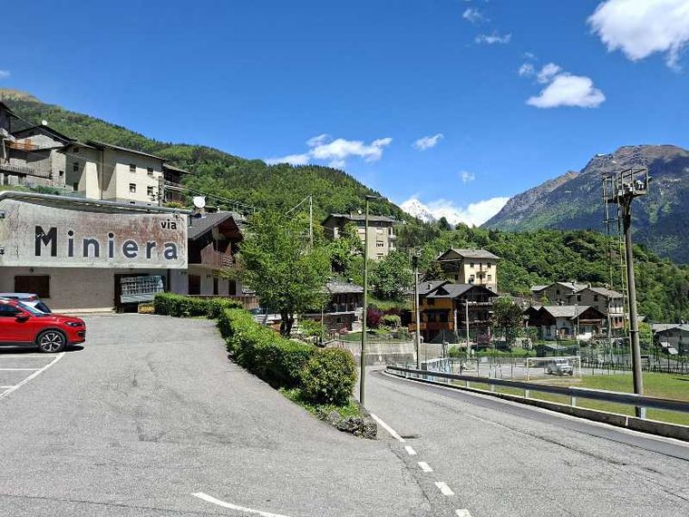Ci sono mille tonnellate di uranio sotto la montagna, in Val Seriana. E un'azienda canadese vorrebbe estrarle