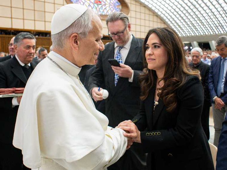 Vaticano,12 maggio 2025. Papa Leone XIV incontra Maria Montserrat Alvarado, nuovo Prefetto della Comunicazione Vaticana, durante l'Udienza agli operatori dei media che avevano seguito il Conclave / SICILIANI