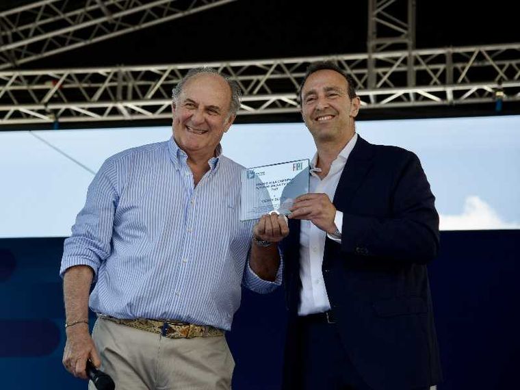 Gerry Scotti premiato da Alessandro Musumeci, direttore marketing di Fiat