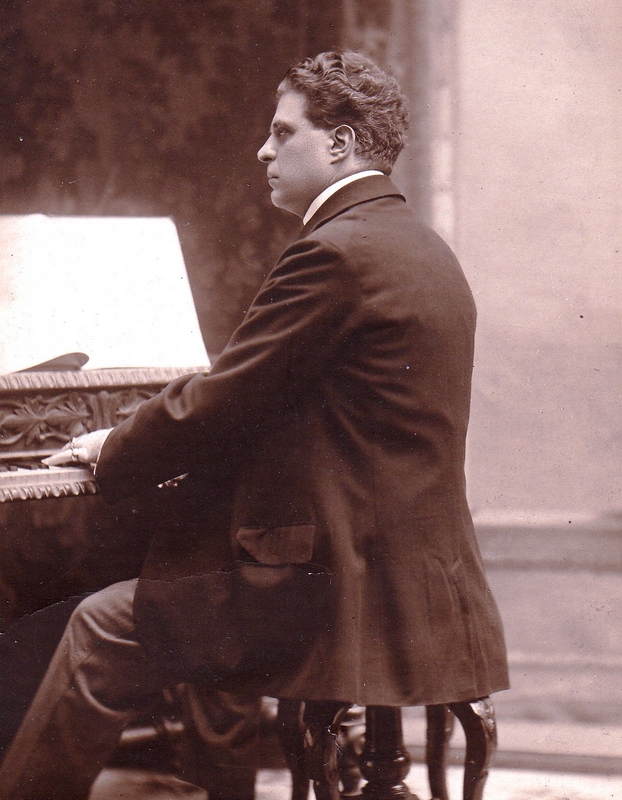 Pietro Mascagni (1863-1945) al pianoforte
