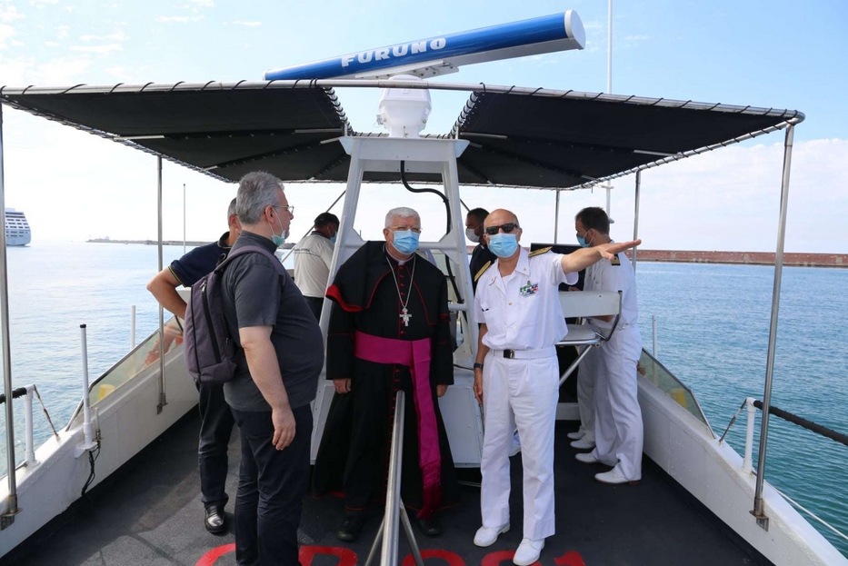 L'arcivescovo Marco Tasca su una motovedetta nel golfo di Genova